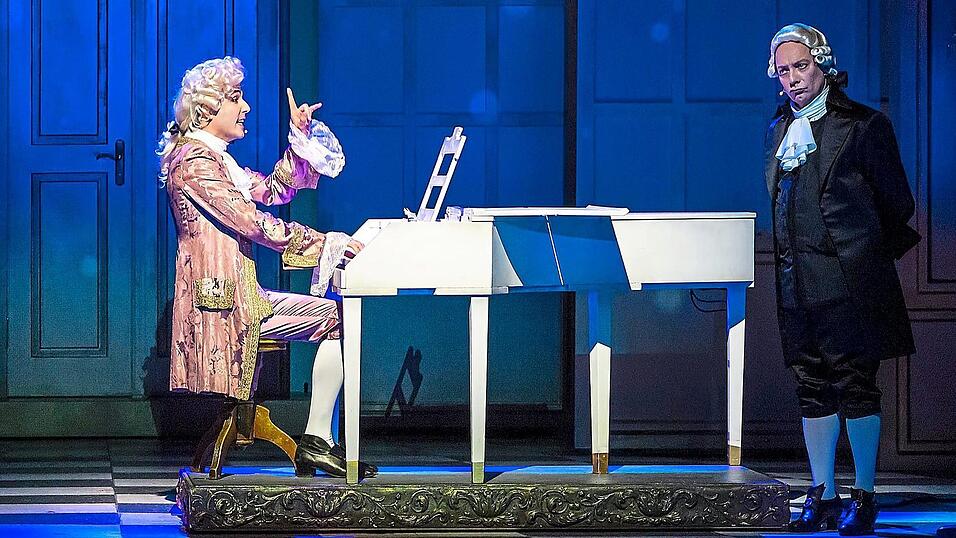 Julian Ricker als Mozart (links), Jochen Decker als Salieri
