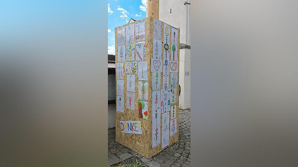 Kunstwerk-Maibaum. Kunstwerk-Maibaum.