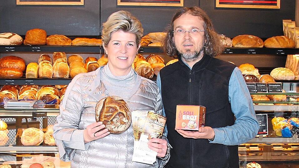 Pfarrer Marius Frantescu (mit Christina Ernst) holte die Spendenboxen ab und bedankte sich bei allen, die die Aktion mitgetragen haben. Pfarrer Marius Frantescu (mit Christina Ernst) holte die Spendenboxen ab und bedankte sich bei allen, die die Aktion mitgetragen haben.