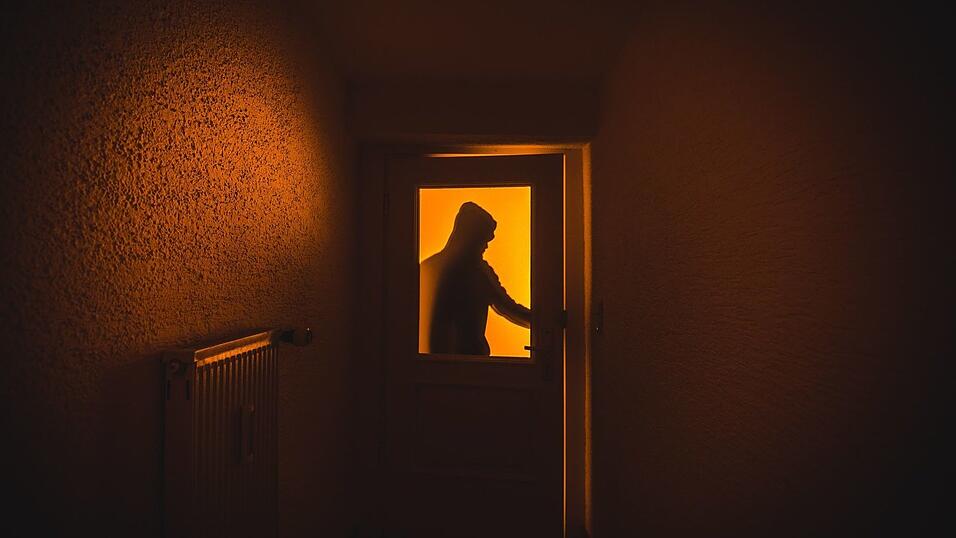 Schon ein gekipptes Fenster kann dazu führen, dass Einbrecher in wenigen Minuten alle Wertsachen stehlen - die Polizei kontrolliert derzeit verstärkt in Bayerns Wohngebieten. Schützen kann sich aber auch jeder in Eigenregie. (Symbolbild)