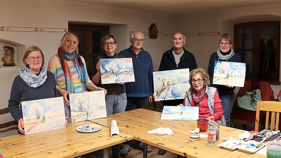 Die gleiche Vorlage, verschiedene Bilder: Der Aquarelltreff pr&auml;sentiert stolz seine fertigen Malereien der Sitzung. In der Mitte ist ihr Lehrmeister G&uuml;nter Haslbeck, der gerne seine Erfahrungen weitergibt.