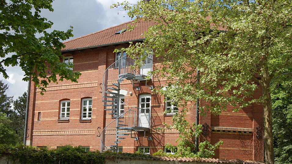Die chemische Fabrik Scheidemandel in der Sch&uuml;tzenstra&szlig;e wurde 1926 geschlossen. Die Stadt kaufte das Firmenanwesen 1930 und lie&szlig; die Fabrikgeb&auml;ude abrei&szlig;en. &Uuml;brig blieb nur das einstige Verwaltungsgeb&auml;ude, in dem 2001 das M&uuml;tterzentrum eingerichtet wurde.