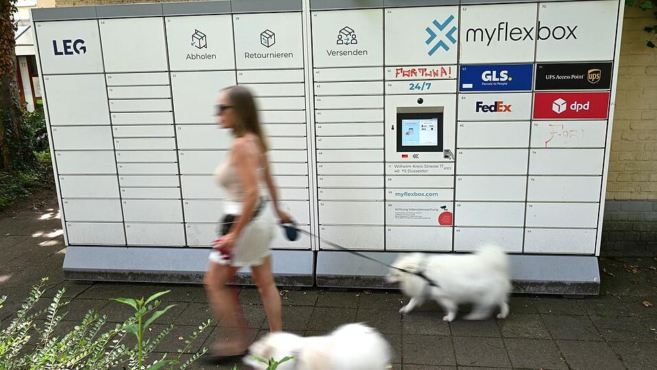 Gassigehen am Paketautomaten vorbei: Alltagsszene aus Düsseldorf. Gassigehen am Paketautomaten vorbei: Alltagsszene aus Düsseldorf.