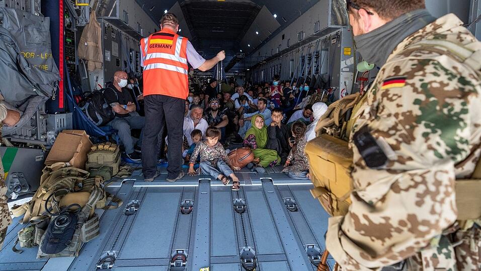 Nach der Machtübernahme der Taliban in Afghanistan im Sommer 2021 hat die Bundeswehr damals unter schwierigsten Bedingungen eine Luftbrücke zur Evakuierung von Deutschen und Afghanen eingerichtet. Nach der Machtübernahme der Taliban in Afghanistan im Sommer 2021 hat die Bundeswehr damals unter schwierigsten Bedingungen eine Luftbrücke zur Evakuierung von Deutschen und Afghanen eingerichtet.
