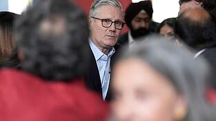 Im Abseits: Der britische Premierminister Starmer steht massiv unter Druck. Im Abseits: Der britische Premierminister Starmer steht massiv unter Druck.