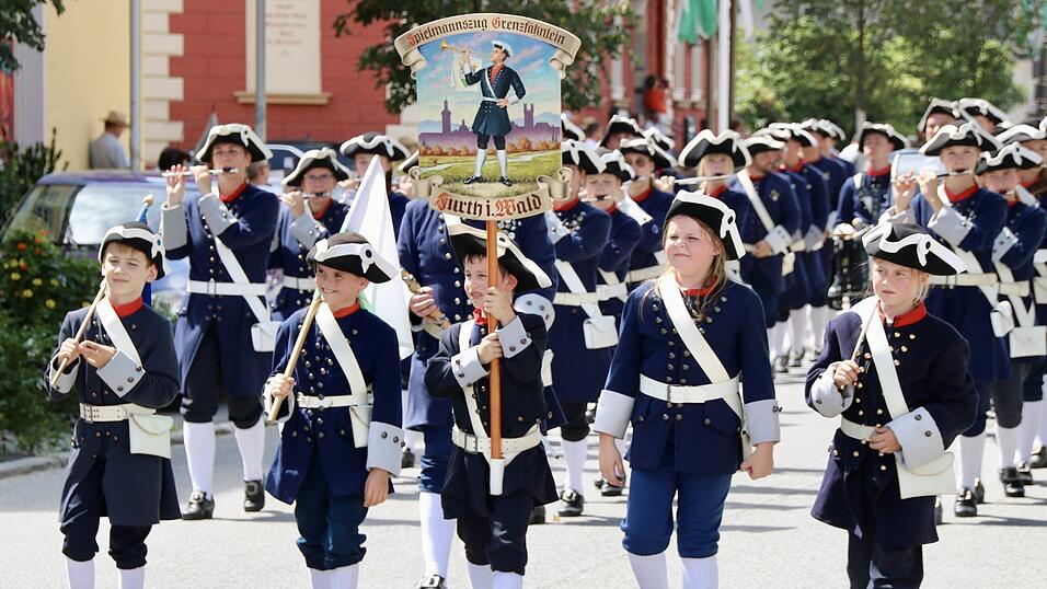 Der Spielmannszug „Grenzfähnlein“ führte den Zug an. Der Spielmannszug „Grenzfähnlein“ führte den Zug an.