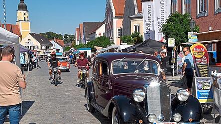 Diesem prächtigen Oldtimer spendeten die zahlreichen Zuschauer einen Sonderapplaus bei der Oldtimerparade durch den Markt.
