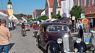 Diesem prächtigen Oldtimer spendeten die zahlreichen Zuschauer einen Sonderapplaus bei der Oldtimerparade durch den Markt.