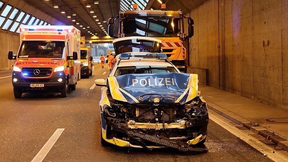 Auf Anfahrt zu der Verfolgungsjagd auf der A3 kollidierte ein Polizeiwagen mit einem anderen Fahrzeug.
