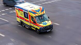 Der Mann wird leicht verletzt, der Schaden ist enorm. (Symbolbild) Der Mann wird leicht verletzt, der Schaden ist enorm. (Symbolbild)