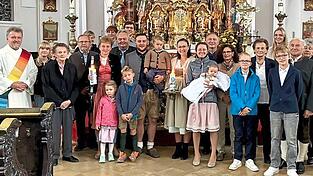 Diakon Martin Münch freut sich mit der Familie über die Aufnahme von Luis Mühlbauer in die Gemeinschaft der Kirche. Diakon Martin Münch freut sich mit der Familie über die Aufnahme von Luis Mühlbauer in die Gemeinschaft der Kirche.