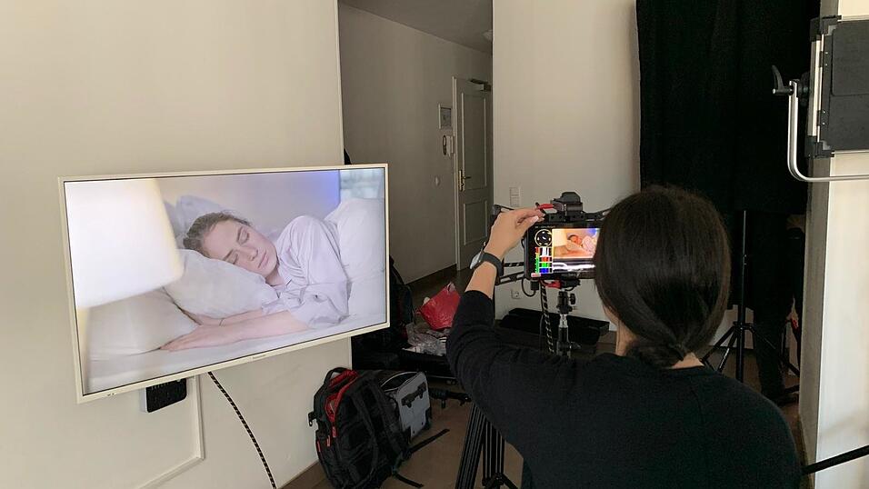 Sinah Harm (rechts) während der Aufnahmen zu ihrem Kurzfilm 'Was bewegt dich?', der dazu ermuntert, sich per App von 'democy' zu politisch relevanten Themen zu äußern. Sinah Harm (rechts) während der Aufnahmen zu ihrem Kurzfilm 'Was bewegt dich?', der dazu ermuntert, sich per App von 'democy' zu politisch relevanten Themen zu äußern.