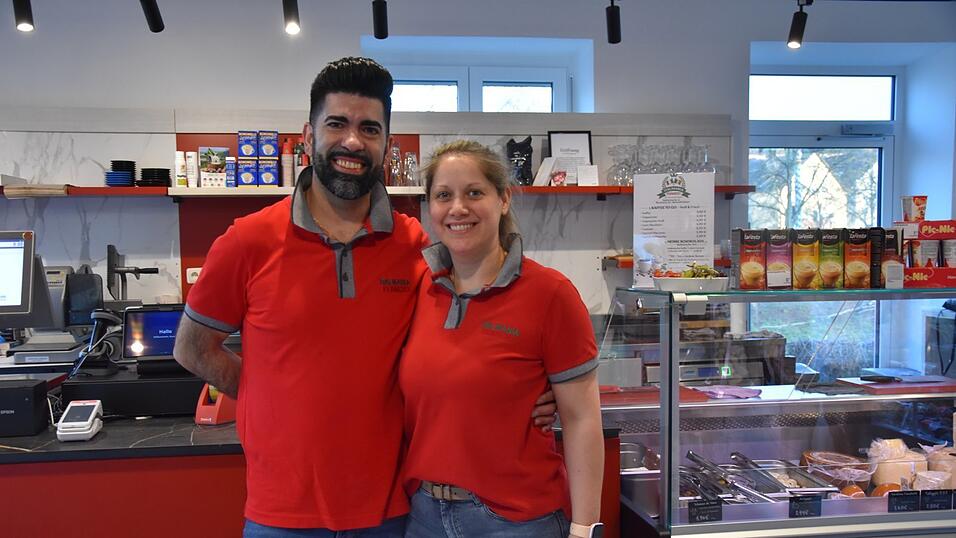 Salvatore und Timoteia Sbina im neuen Feinkostladen &bdquo;Italmania&ldquo;. In dem Gesch&auml;ft gibt es Produkte aus Italien und Rum&auml;nien.