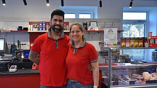 Salvatore und Timoteia Sbina im neuen Feinkostladen &bdquo;Italmania&ldquo;. In dem Gesch&auml;ft gibt es Produkte aus Italien und Rum&auml;nien.