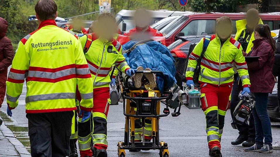 Bei der Messerattacke werden eine Frau und ihre beiden Kinder verletzt. Der 13-jährige Sohn stirbt. Bei der Messerattacke werden eine Frau und ihre beiden Kinder verletzt. Der 13-jährige Sohn stirbt.