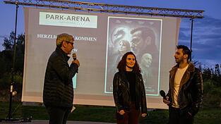 Bürgermeister Sandro Bauer spricht mit den Filmemachern Marina Hoeft und Enrico Saller bei der Vorpremiere von 'Im Zeichen des Drachen' in der Further Park-Arena. Bürgermeister Sandro Bauer spricht mit den Filmemachern Marina Hoeft und Enrico Saller bei der Vorpremiere von 'Im Zeichen des Drachen' in der Further Park-Arena.