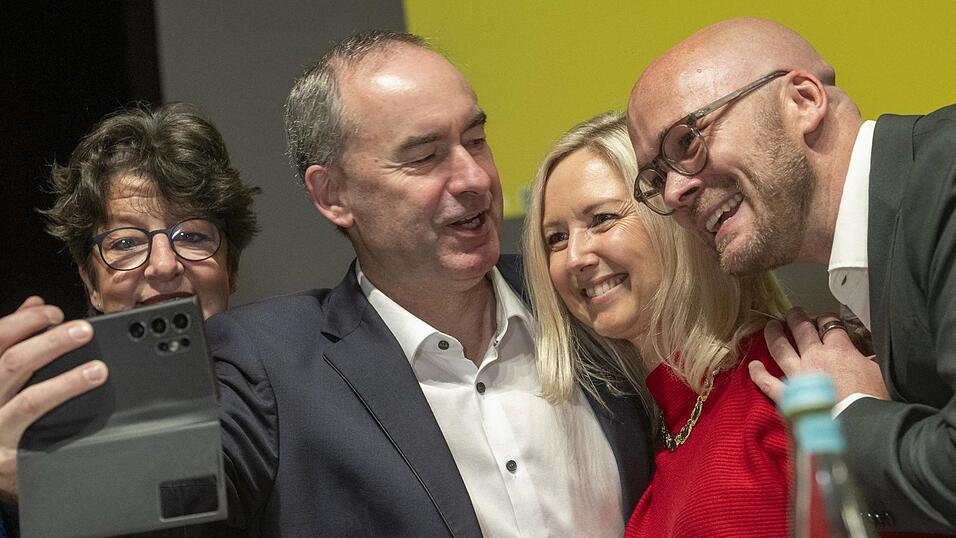 Parteichef Hubert Aiwanger (2. v. l.) posiert bei der Landesversammlung der Freien W&auml;hler Bayern im schw&auml;bischen G&uuml;nzburg mit seinen Stellvertretern Susann Enders (l.), Sabrina Neckov und Fabian Mehring.