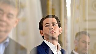 Vizekanzler Werner Kogler (l-r), Bundeskanzler Sebastian Kurz und Innenminister Karl Nehammer im Bundeskanzleramt in Wien. Österreichs Regierung will den Teil-Lockdown abermals verschärfen.