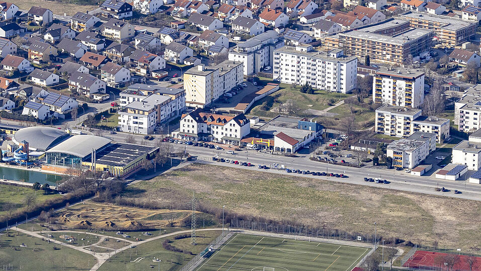 Gegenüber dem Ergomar, direkt an der Bushaltestelle liegt das Gelände, das künftig dem Markt Ergolding gehört. Gegenüber dem Ergomar, direkt an der Bushaltestelle liegt das Gelände, das künftig dem Markt Ergolding gehört.