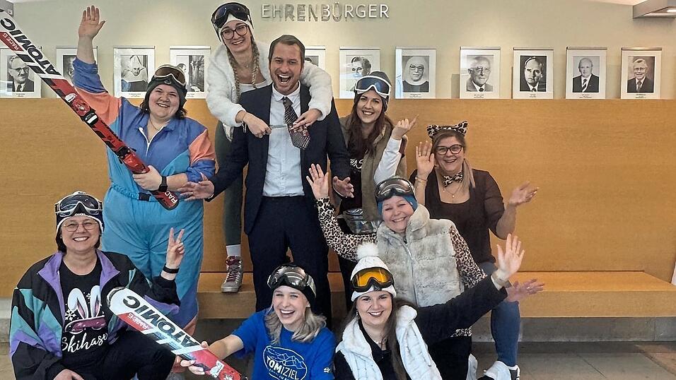 Auch mit kurzer Krawatte war B&uuml;rgermeister Matthias Kohlmayer am Unsinnigen Donnerstag im Landauer Rathaus bestens aufgehoben.