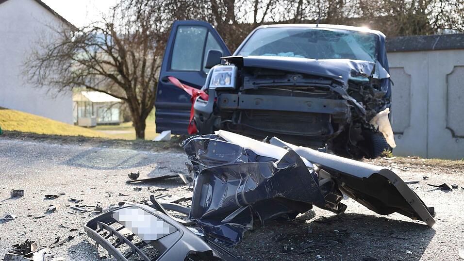 Bei einem Unfall mit drei Fahrzeugen auf einer Kreisstra&szlig;e bei Isen sind zwei Menschen verletzt worden. Ein Autofahrer soll beim &Uuml;berholen ein entgegenkommendes Fahrzeug &uuml;bersehen haben.