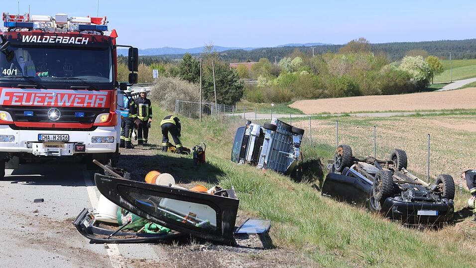 Der H&auml;nger, auf den der Fahrer in Cham einen Mitsubishi geladen hatte, stellte sich auf dem R&uuml;ckweg nach Regensburg quer, das Gespann &uuml;berschlug sich und landete im Graben. Fahrer und Beifahrerin wurden verletzt.