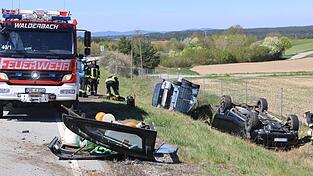 Der H&auml;nger, auf den der Fahrer in Cham einen Mitsubishi geladen hatte, stellte sich auf dem R&uuml;ckweg nach Regensburg quer, das Gespann &uuml;berschlug sich und landete im Graben. Fahrer und Beifahrerin wurden verletzt.