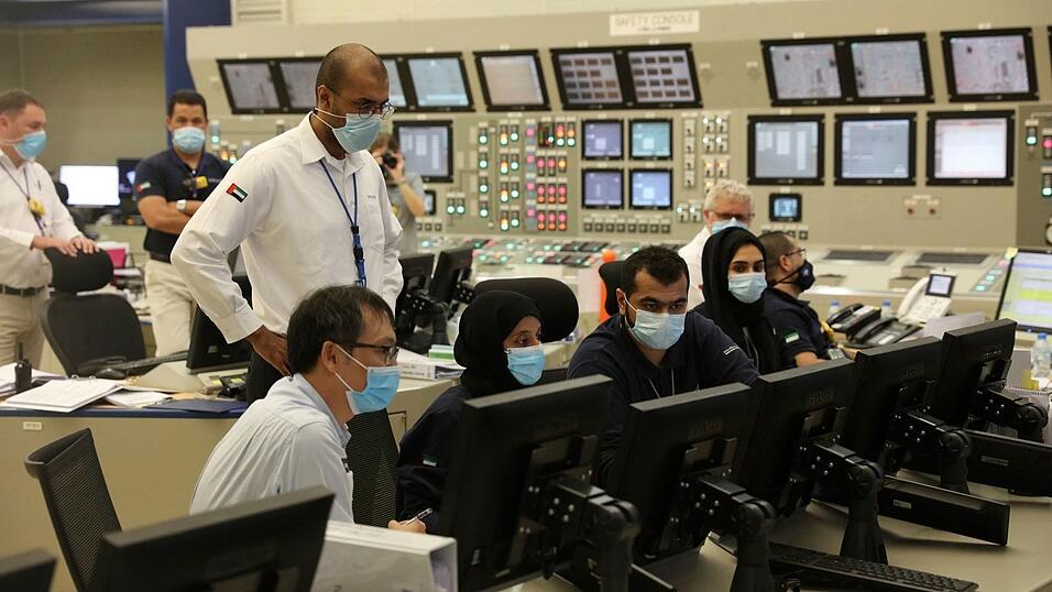 Bei einem Drohnenangriff in den Vereinigten Arabischen Emiraten brach an einem Atomkraftwerk ein Feuer aus. Bei einem Drohnenangriff in den Vereinigten Arabischen Emiraten brach an einem Atomkraftwerk ein Feuer aus.