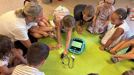 Die Kinder vom Kindergarten Sankt Jakob in Haselbach sind begeistert von der digitalen Lupe. Die Einrichtung ist eine von kreisweit zw&ouml;lf, die an der Kampagne &bdquo;Startchance Kita digital&ldquo; teilgenommen haben.