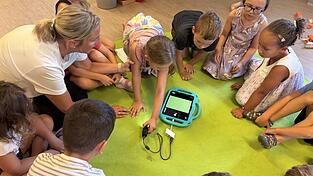 Die Kinder vom Kindergarten Sankt Jakob in Haselbach sind begeistert von der digitalen Lupe. Die Einrichtung ist eine von kreisweit zw&ouml;lf, die an der Kampagne &bdquo;Startchance Kita digital&ldquo; teilgenommen haben.