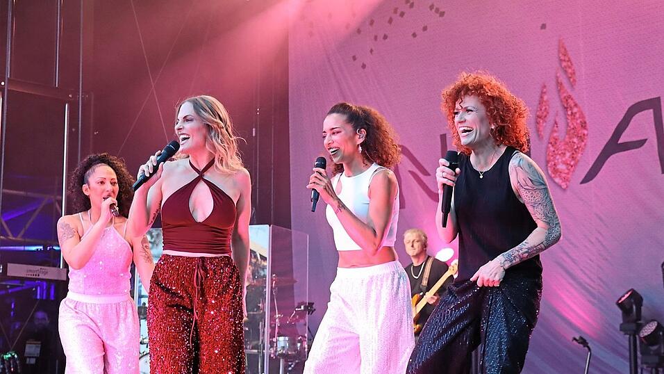 Viele Fans machten es den No Angels beim Konzert nach und trugen wie ihre Idole Kleidung mit Glitzerpailletten.