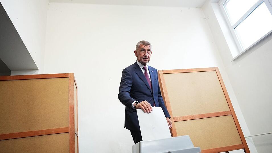 Der Vorsitzende der Oppositionspartei ANO, Andrej Babis, gibt in einem Wahllokal in Ostrava seine Stimme für die Parlamentswahlen ab. (Archivbild)