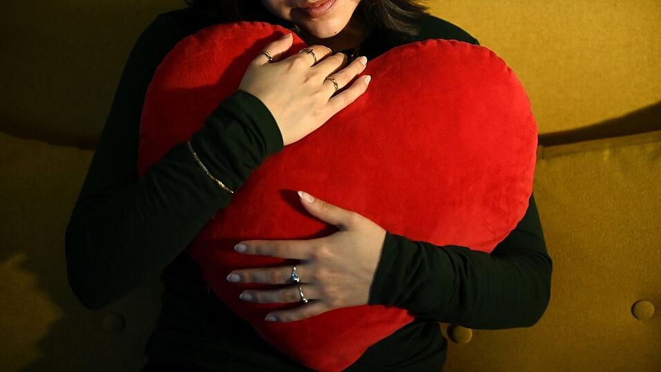 Lass dich drücken: Das rote Herz ist das Symbol der Liebe. (Archivbild) Lass dich drücken: Das rote Herz ist das Symbol der Liebe. (Archivbild)