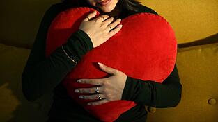 Lass dich drücken: Das rote Herz ist das Symbol der Liebe. (Archivbild) Lass dich drücken: Das rote Herz ist das Symbol der Liebe. (Archivbild)