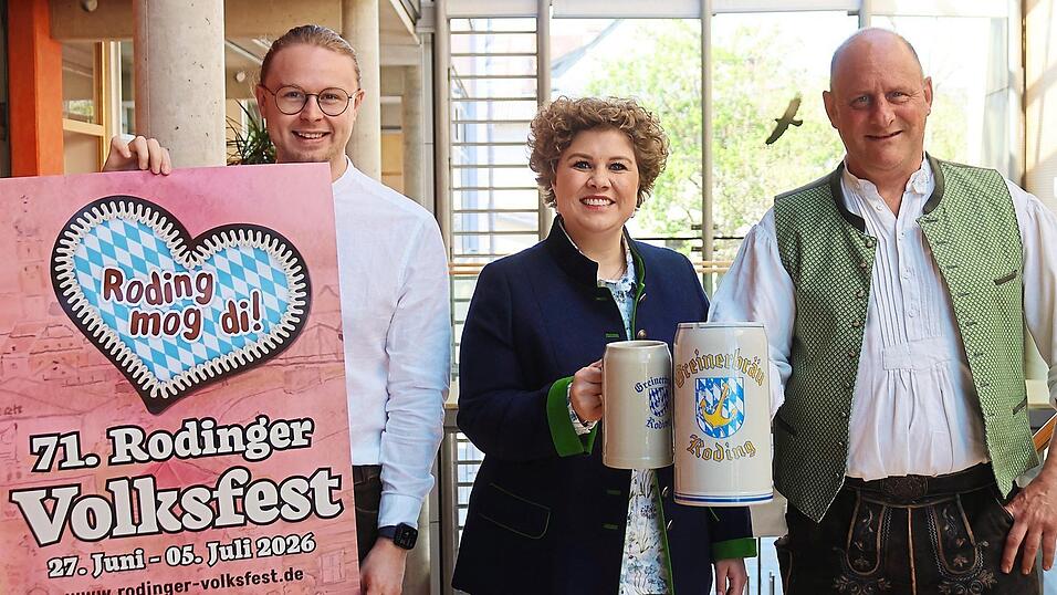 Die Vorfreude auf das Volksfest von 27. Juni bis 5. Juli steigt bei den Verantwortlichen merklich (von links): Eventmanager Sebastian Gabler, B&uuml;rgermeisterin Alexandra Riedl und Festwirt Stefan Fichtl stellen das Programm vor.