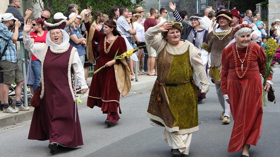 Die schönsten Augenblicke des historischen Drachenstich-Festzuges 2016. Die schönsten Augenblicke des historischen Drachenstich-Festzuges 2016.