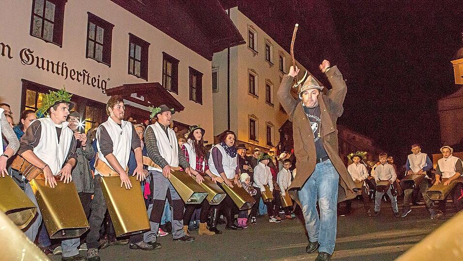 Die Mitglieder des 'Wolfes' versammeln sich mit ihren Kuhglocken um den Hirta. Auf sein Zeichen l&auml;uten alle gleichzeitig ihre Glocken.