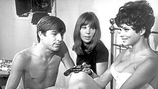 Bei den Dreharbeiten 'Zur Sache Sch&auml;tzchen' im August 1967: Der Film erz&auml;hlt die Geschichte eines Schwabinger Studententages mit Zwischenf&auml;llen - im Bild Hauptdarsteller Werner Enke zusammen mit Uschi Glas und Regisseurin May Spils (M.).