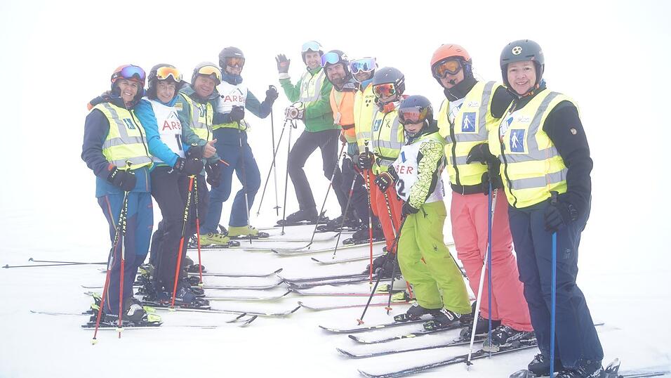 Die Sehbehindertentruppe von Rolf Kroseberg war zahlreich am Arber vertreten, konnte aber wegen der Absage nicht auf Zeit fahren. Die Sehbehindertentruppe von Rolf Kroseberg war zahlreich am Arber vertreten, konnte aber wegen der Absage nicht auf Zeit fahren.