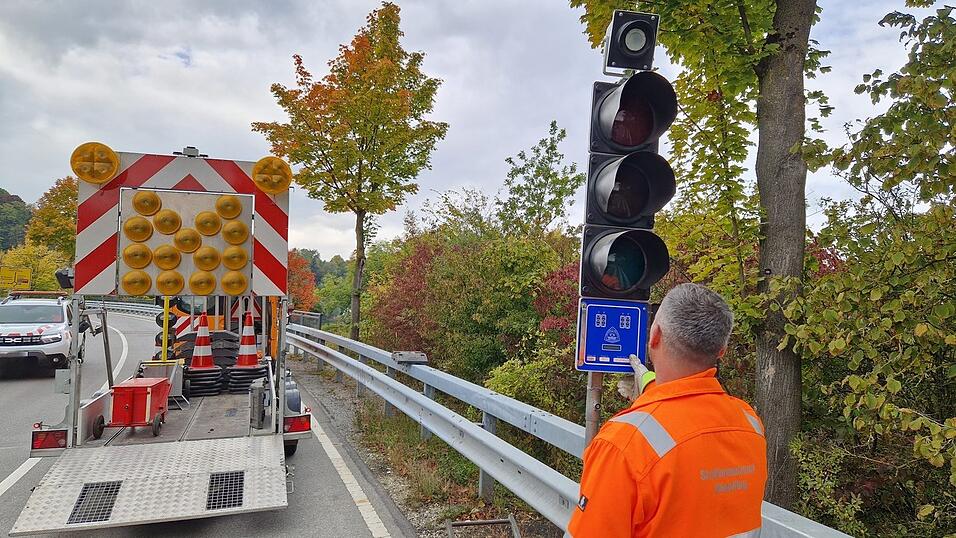 Ein Mitarbeiter des Staatlichen Bauamts Landshut nimmt die Ampel außer Betrieb. Auf der B20 und der Kreisstraße DGF3 herrscht beidseitig wieder freie Fahrt. Ein Mitarbeiter des Staatlichen Bauamts Landshut nimmt die Ampel außer Betrieb. Auf der B20 und der Kreisstraße DGF3 herrscht beidseitig wieder freie Fahrt.