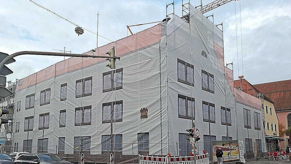 Die Plane am Rathaus hat durch den Aufdruck etwa 10.000 Euro mehr gekostet. Die Plane am Rathaus hat durch den Aufdruck etwa 10.000 Euro mehr gekostet.