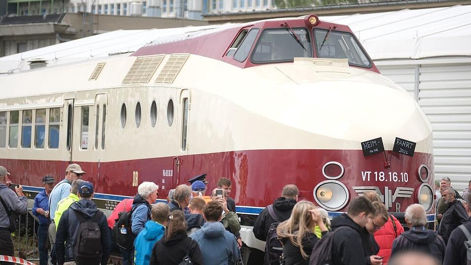 Der einstige Prestigezug der Deutschen Reichsbahn fährt in den Bahnhof in Radebeul-Ost ein. Der einstige Prestigezug der Deutschen Reichsbahn fährt in den Bahnhof in Radebeul-Ost ein.
