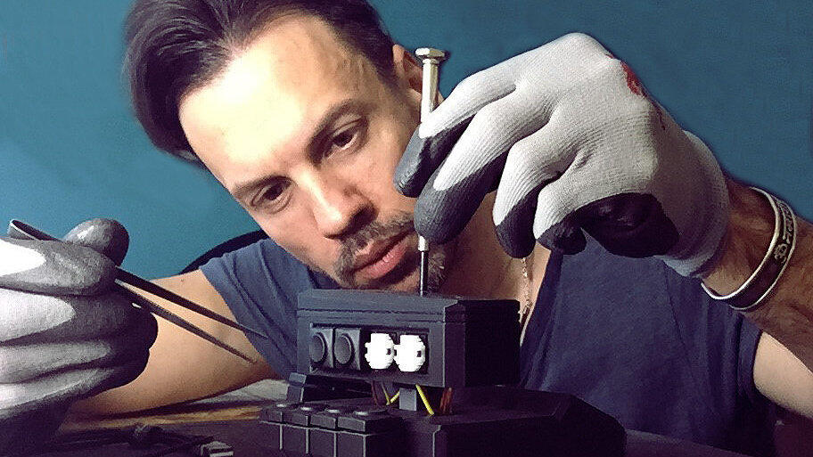 Tom Bredinin in seinem Element: Jeder 'Move-Master' wird in Handarbeit zusammengesetzt. Tom Bredinin in seinem Element: Jeder 'Move-Master' wird in Handarbeit zusammengesetzt.