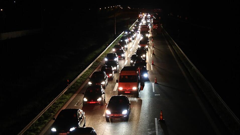 Wegen des sechsspurigen Ausbaus der A3 musste die Autobahn bei Regensburg auch am vergangenen Wochenende wieder gesperrt werden. Das nutzten bislang unbekannte Diebe aus. (Symbolbild) Wegen des sechsspurigen Ausbaus der A3 musste die Autobahn bei Regensburg auch am vergangenen Wochenende wieder gesperrt werden. Das nutzten bislang unbekannte Diebe aus. (Symbolbild)