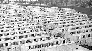 Ganz unbemalt sind die Bungalows bei der Einweihung, aber sp&auml;ter, wie hier im Jahr 1980, bunt verziert.