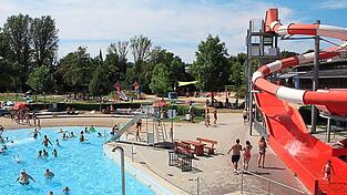Ein bisschen Abkühlung gefällig? Wie wäre es mit einem Sprung ins Freibadbecken? Ein bisschen Abkühlung gefällig? Wie wäre es mit einem Sprung ins Freibadbecken?