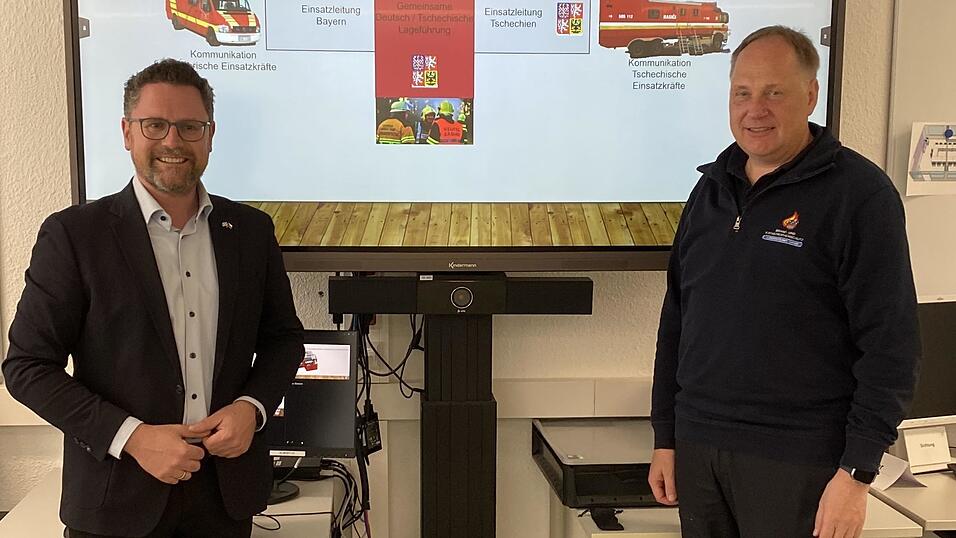 Landtagsabgeordneter Dr. Gerhard Hopp und Kreisbrandrat Michael Stahl stellen das Konzept f&uuml;r den grenz&uuml;berschreitenden Einsatzleitcontainer vor.