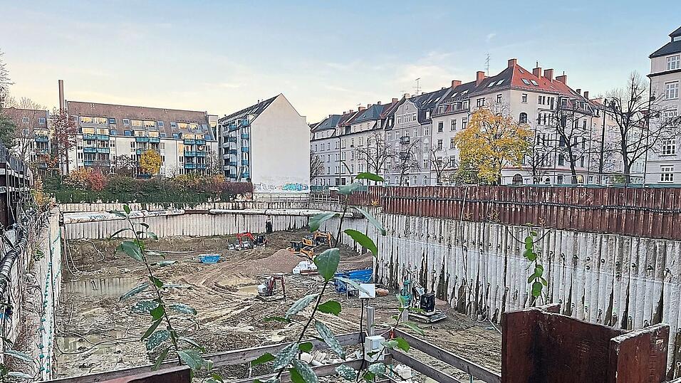 30 Millionen Liter Wasser sind raus, jetzt kommt auch der Schlamm weg aus dem Sendlinger Loch an der Alramstraße. Gleich mehrere Bagger sind derzeit am Schaufeln. 30 Millionen Liter Wasser sind raus, jetzt kommt auch der Schlamm weg aus dem Sendlinger Loch an der Alramstraße. Gleich mehrere Bagger sind derzeit am Schaufeln.