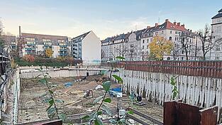 30 Millionen Liter Wasser sind raus, jetzt kommt auch der Schlamm weg aus dem Sendlinger Loch an der Alramstraße. Gleich mehrere Bagger sind derzeit am Schaufeln. 30 Millionen Liter Wasser sind raus, jetzt kommt auch der Schlamm weg aus dem Sendlinger Loch an der Alramstraße. Gleich mehrere Bagger sind derzeit am Schaufeln.