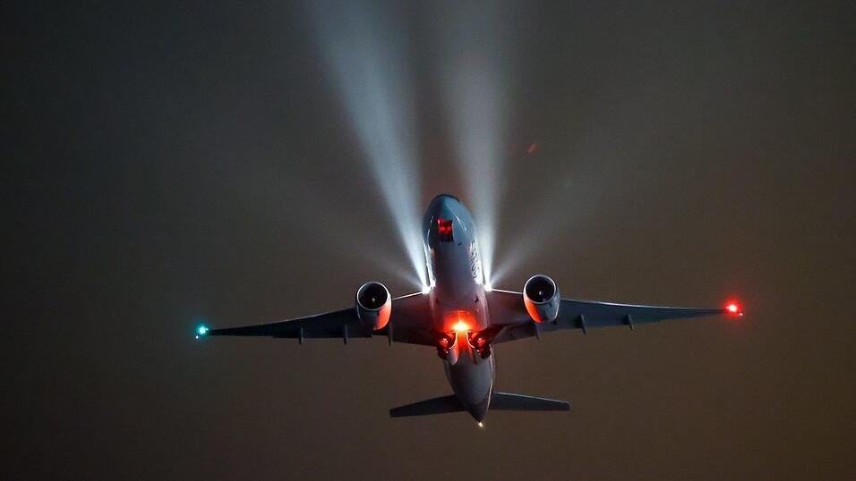 Flugzeuge können am Flughafen in Nürnberg rund um die Uhr starten und landen. (Symbolbild) Flugzeuge können am Flughafen in Nürnberg rund um die Uhr starten und landen. (Symbolbild)